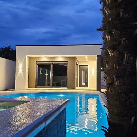 Villa Private Champion